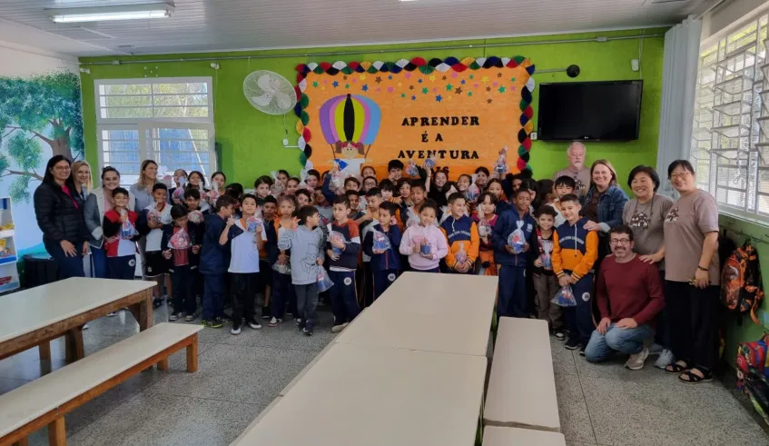 Alunos recebem canecas de cerâmica produzidas em oficina no Casarão do Chá