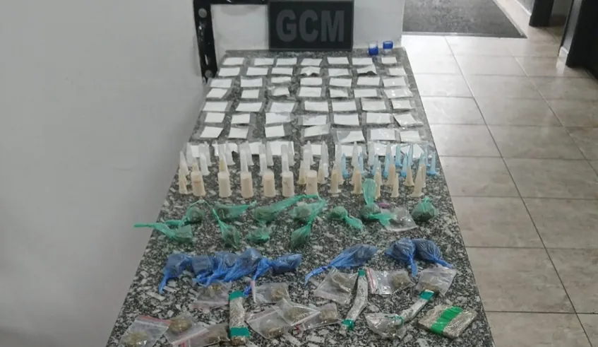 GCM de Mogi apreende drogas e rádio na Vila Cléo