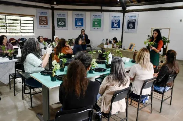 Servidores de Guarulhos participam de oficina de kokedama durante Semana do Servidor