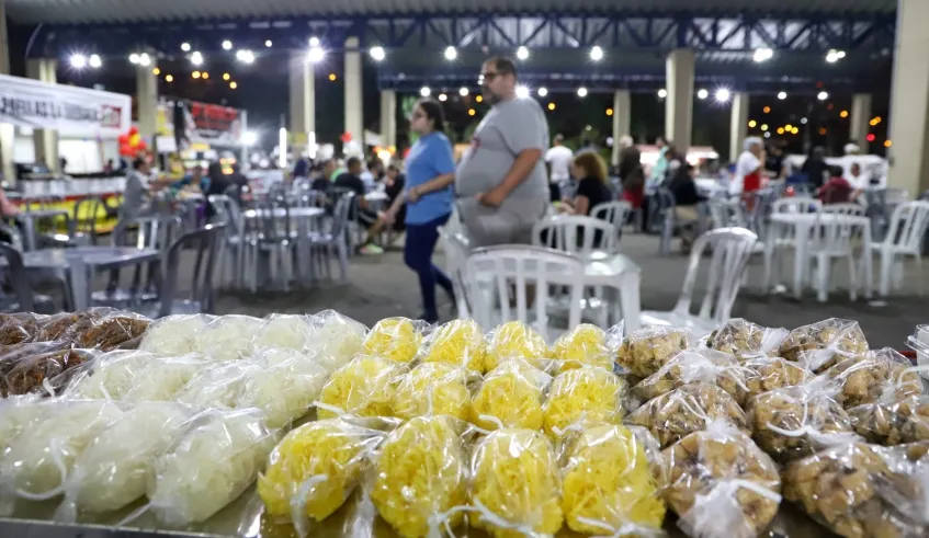 Feira Noturna de Braz Cubas celebra Halloween com concurso de fantasias e música ao vivo