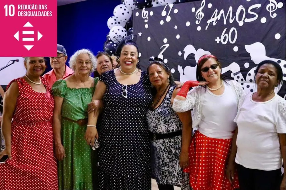 CEMI de Itaquá celebra 1,1 mil idosos em festa temática dos anos 60