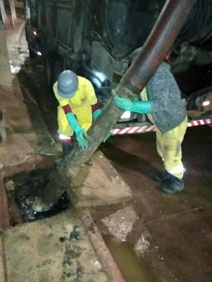 Guarulhos intensifica limpeza de drenagem e desobstrui boca de lobo no Cabuçu