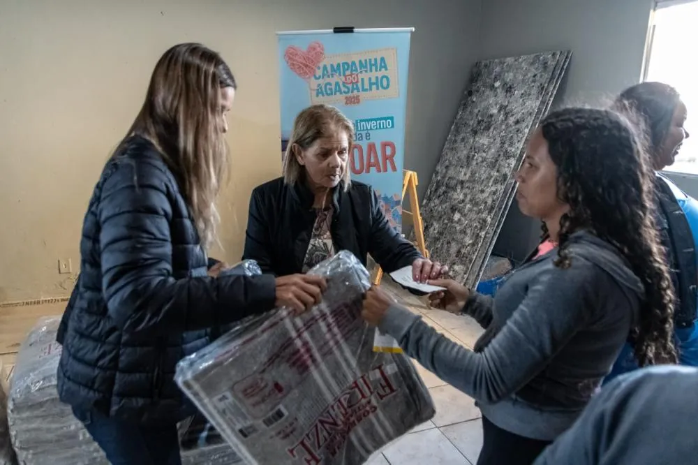 Campanha do Agasalho começa a distribuir roupas e cobertores em Mogi